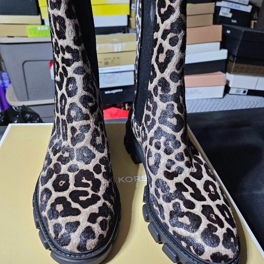 New Michael Koors Boots size 8